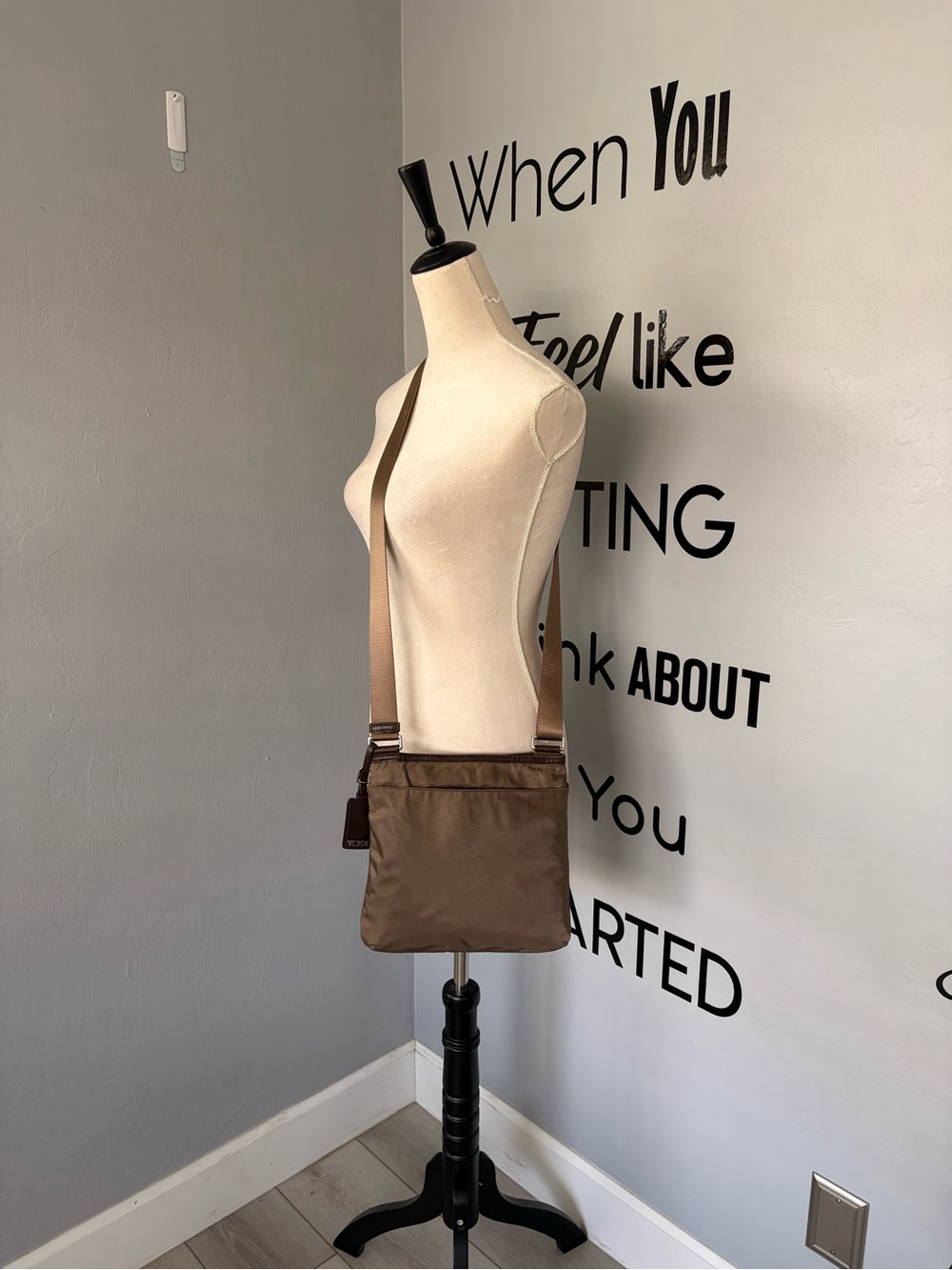GUC Tumi Voyager Taupe Nylon Crossbody Messenger Bag with Leather Trim - Picture 2 of 13
